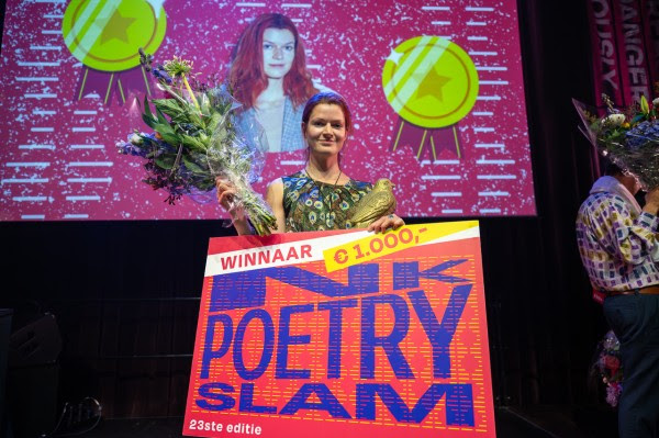 Marthe van Bronkhorst wint NK Poetry Slam 2025